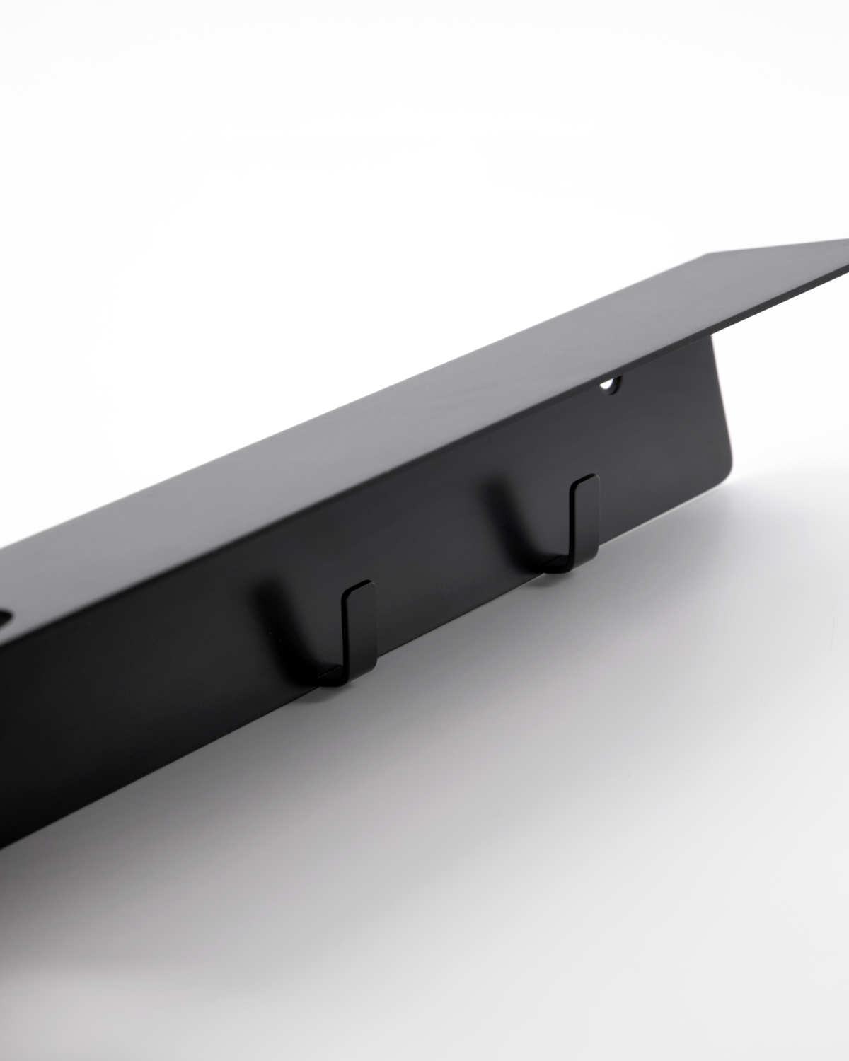 Regal mit Flaschenhalterung und Hakenleiste, Mattschwarzes Finish