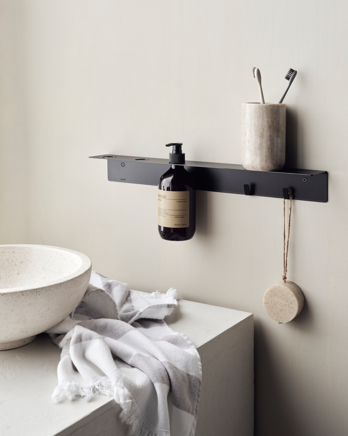 Regal mit Flaschenhalterung und Hakenleiste, Mattschwarzes Finish