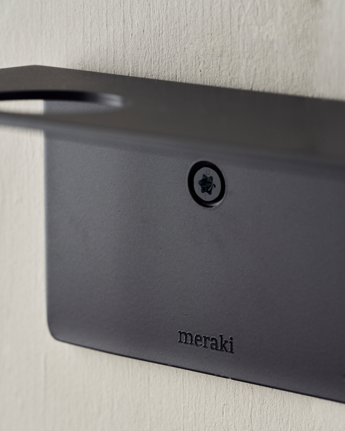 Regal mit Flaschenhalterung und Hakenleiste, Mattschwarzes Finish