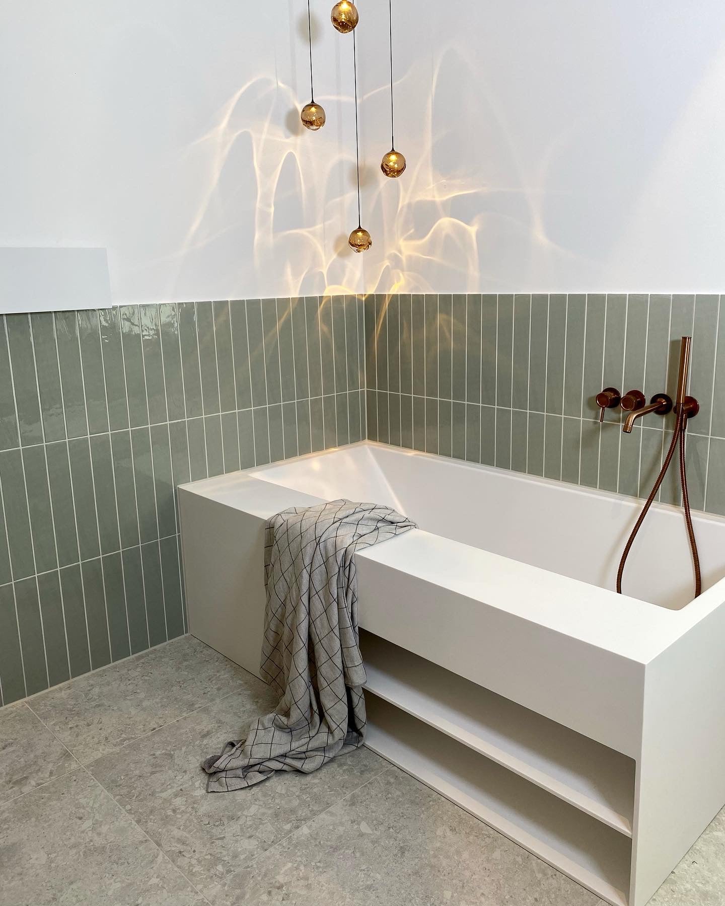 Frotteehandtuch „Graph“ aus pflanzengefärbter Bio- Baumwolle grau