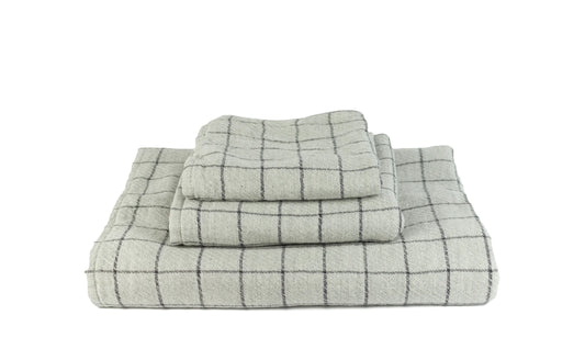 Frotteehandtuch „Graph“ aus pflanzengefärbter Bio- Baumwolle grau